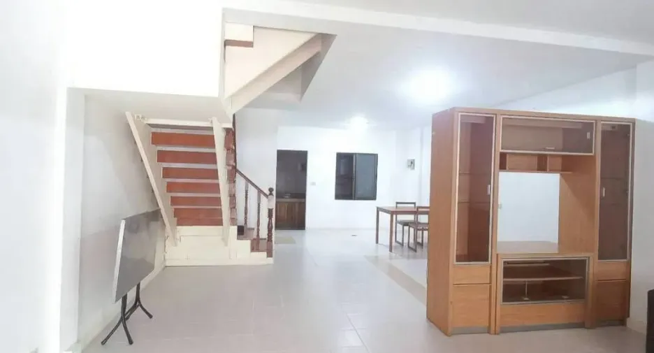 À vendre et à louer 3 chambres maison de ville à Suan Luang, Bangkok