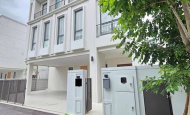 À louer 5 chambres maison à Lat Krabang, Bangkok