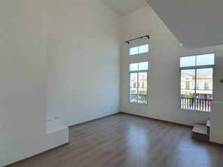 Casa adosada en alquiler de 3 habitaciones en Prawet, Bangkok