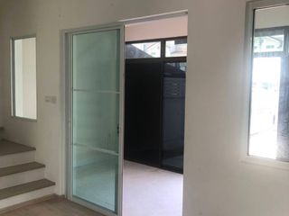Casa adosada en alquiler de 3 habitaciones en Prawet, Bangkok