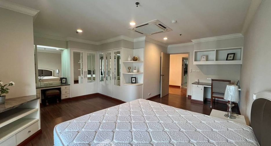 For rent 3 bedrooms apartment in Watthana, Bangkok