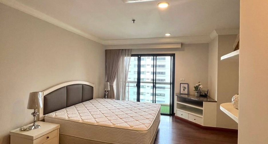 For rent 3 bedrooms apartment in Watthana, Bangkok