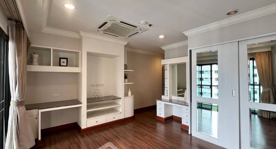 For rent 3 bedrooms apartment in Watthana, Bangkok