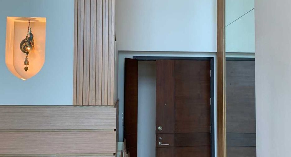 For rent 2 bedrooms condo in Pathum Wan, Bangkok