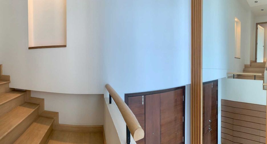 For rent 2 bedrooms condo in Pathum Wan, Bangkok