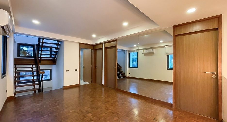 Casa adosada en alquiler de 4 habitaciones en Watthana, Bangkok