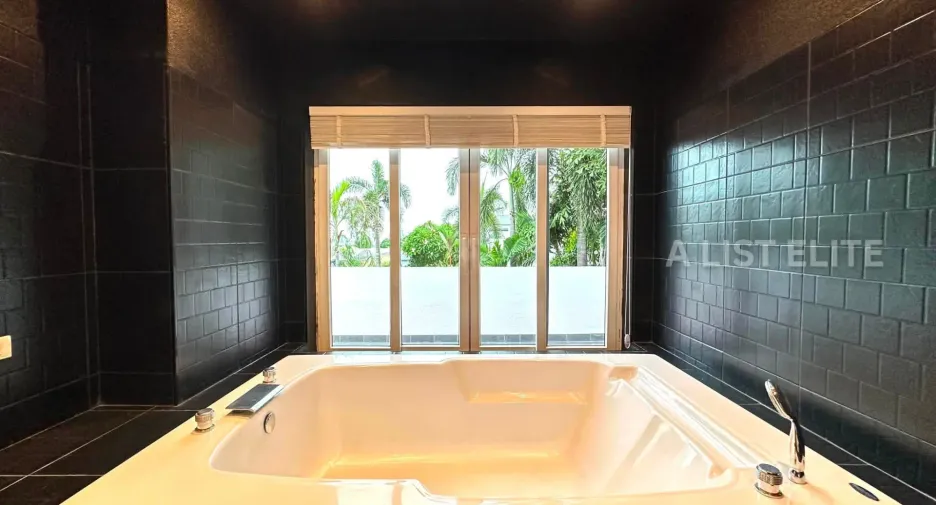 Casa en alquiler de 4 habitaciones en Bang Lamung, Chonburi