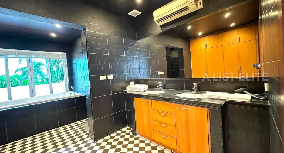 Casa en alquiler de 4 habitaciones en Bang Lamung, Chonburi
