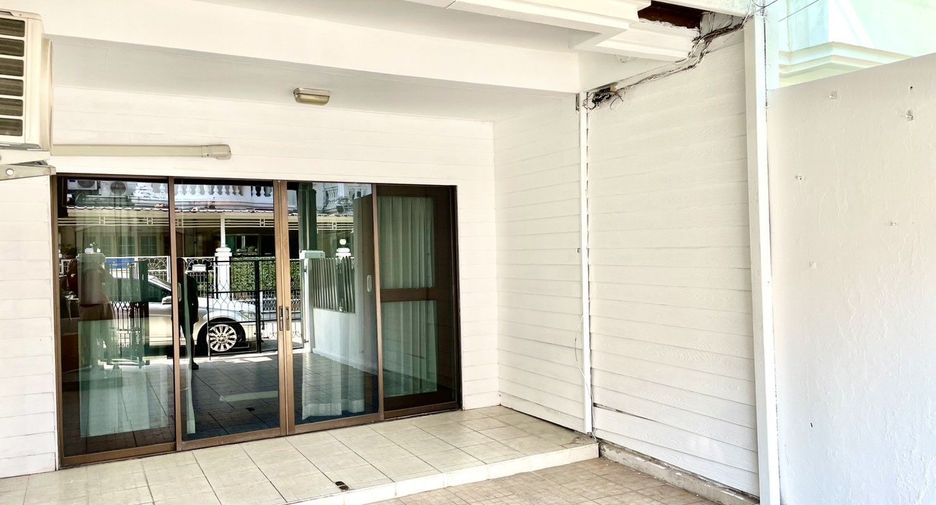 For rent 3 ベッドルーム townhouse in Bang Na, Bangkok