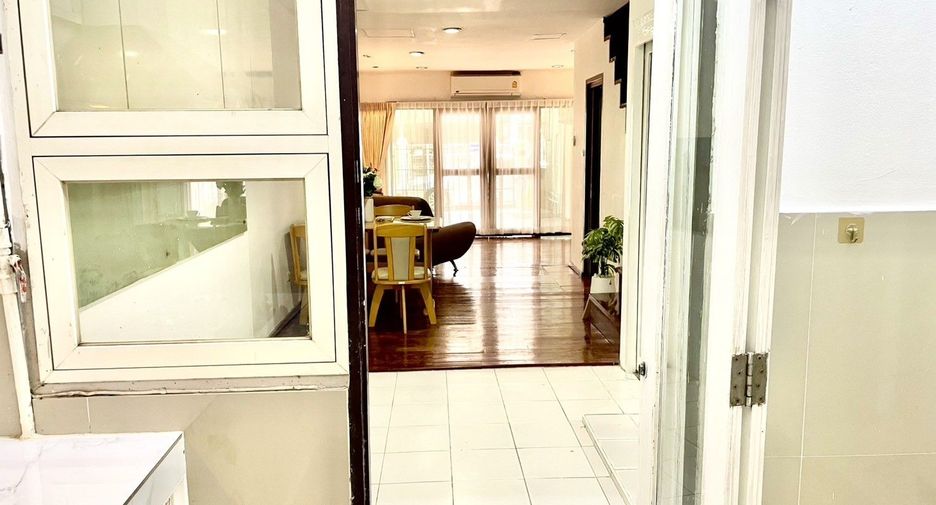 For rent 3 ベッドルーム townhouse in Bang Na, Bangkok
