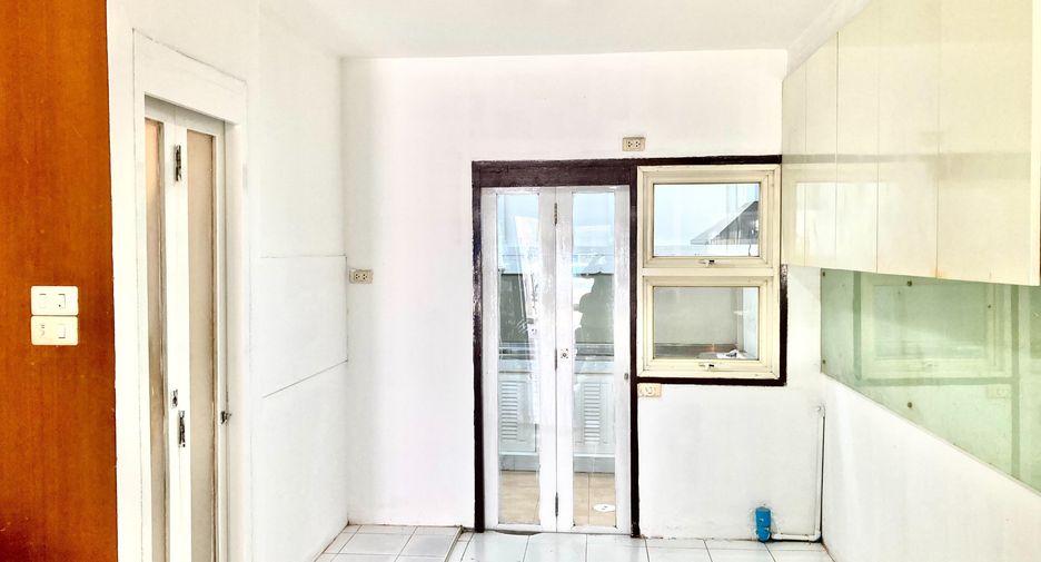 For rent 3 ベッドルーム townhouse in Bang Na, Bangkok