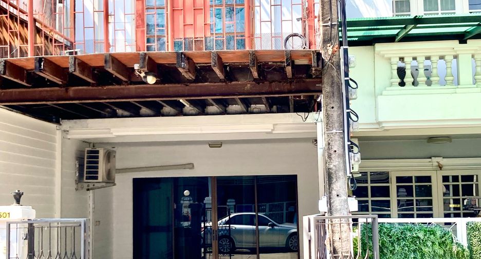 For rent 3 ベッドルーム townhouse in Bang Na, Bangkok