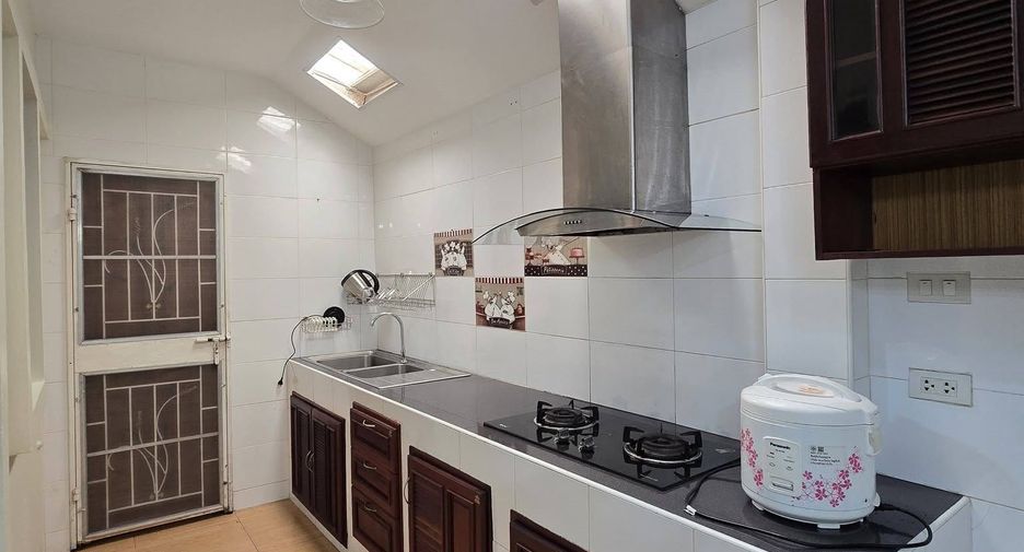 Casa en alquiler de 3 habitaciones en Bang Lamung, Chonburi