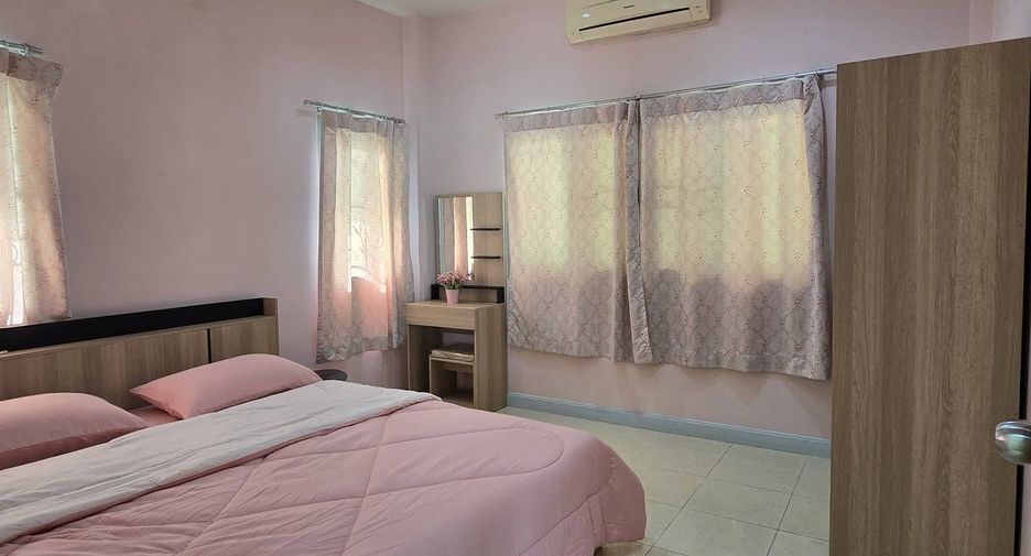 Casa en alquiler de 3 habitaciones en Bang Lamung, Chonburi