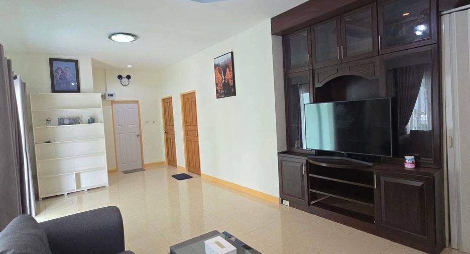 Casa en alquiler de 3 habitaciones en Bang Lamung, Chonburi