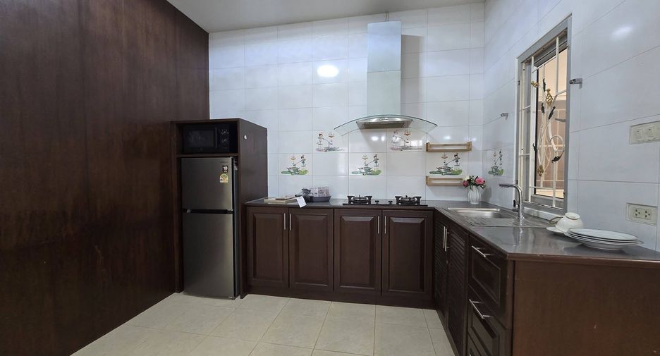 Casa en alquiler de 3 habitaciones en Bang Lamung, Chonburi