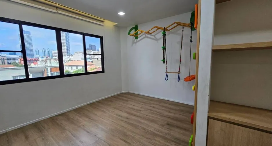 ขาย และ ให้เช่า 4 ห้องนอน คอนโด ใน สาทร, กรุงเทพฯ