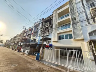 出售 4 卧室 联排别墅 在 Lat Phrao, 曼谷