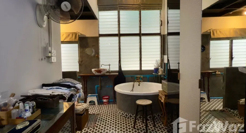 For sale 3 ベッドルーム townhouse in Sathon, Bangkok
