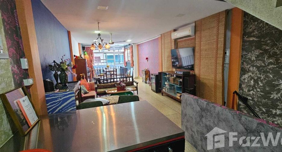 For sale 3 ベッドルーム townhouse in Sathon, Bangkok