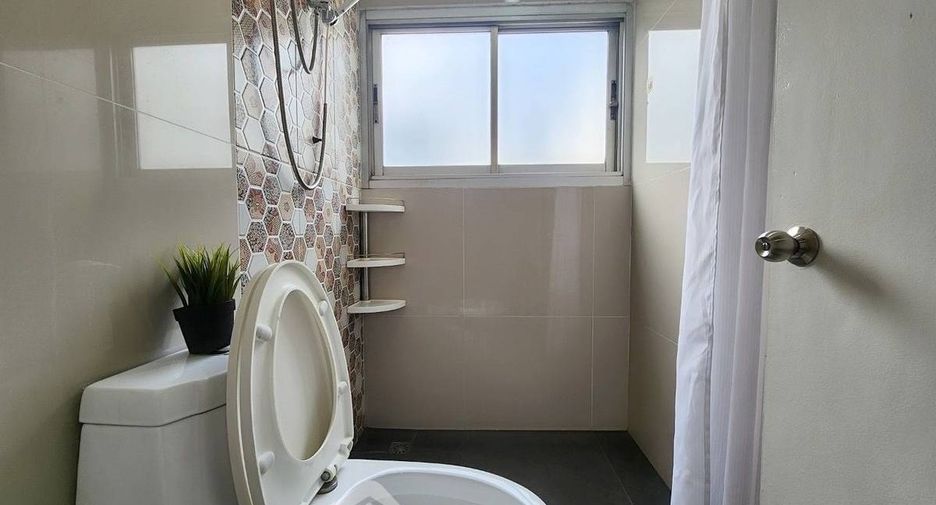 À vendre 3 chambres condo à Huai Khwang, Bangkok