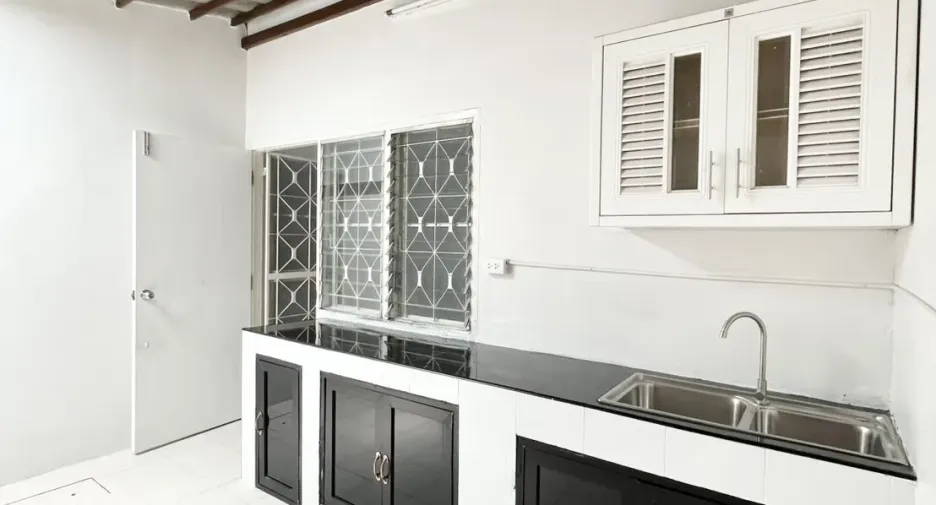 For rent 4 ベッドルーム townhouse in Bang Khen, Bangkok