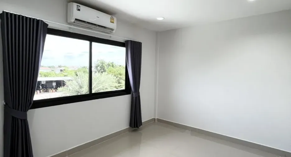 For rent 4 ベッドルーム townhouse in Bang Khen, Bangkok