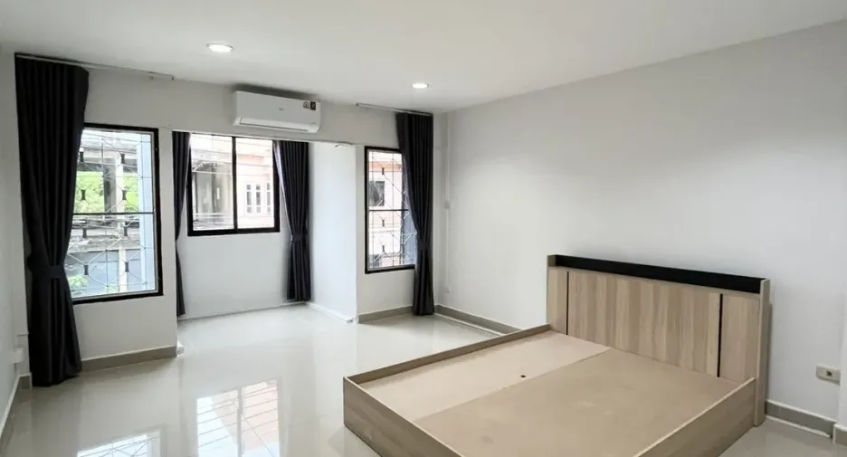 For rent 4 ベッドルーム townhouse in Bang Khen, Bangkok
