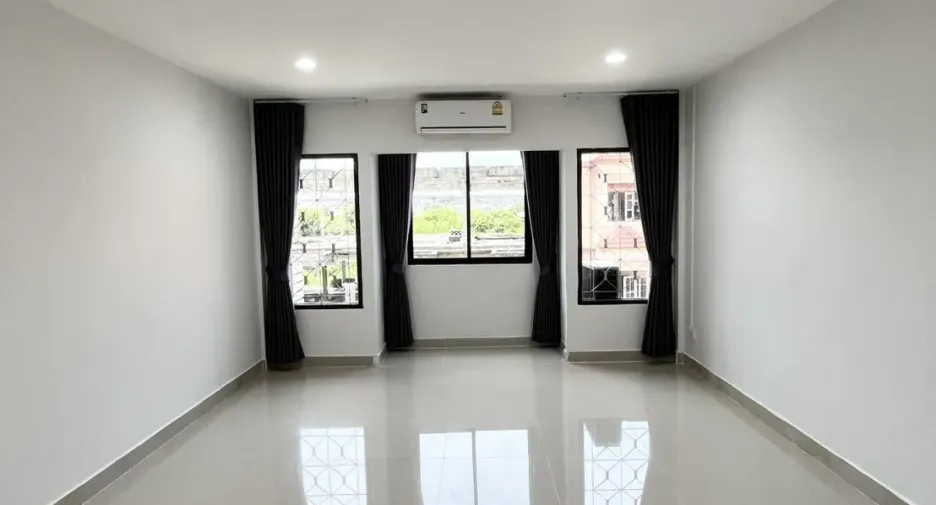 For rent 4 ベッドルーム townhouse in Bang Khen, Bangkok