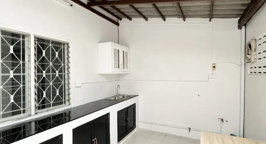 For rent 4 ベッドルーム townhouse in Bang Khen, Bangkok