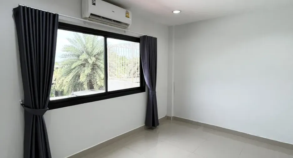 For rent 4 ベッドルーム townhouse in Bang Khen, Bangkok