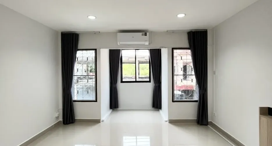 For rent 4 ベッドルーム townhouse in Bang Khen, Bangkok