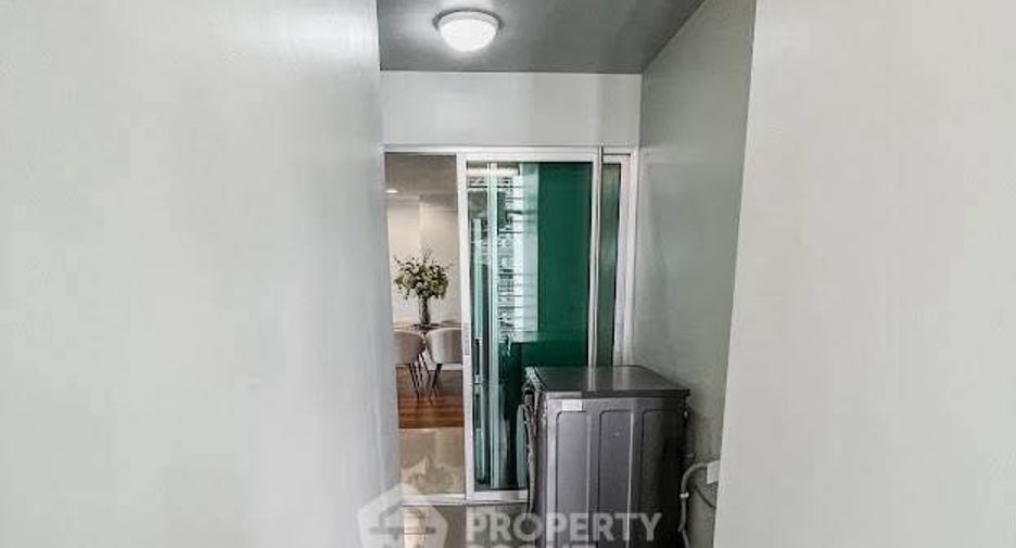 For rent 2 bedrooms condo in Huai Khwang, Bangkok
