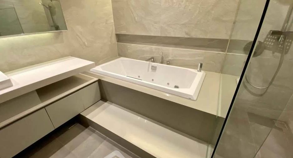 Condo en alquiler de 3 habitaciones en Yan Nawa, Bangkok