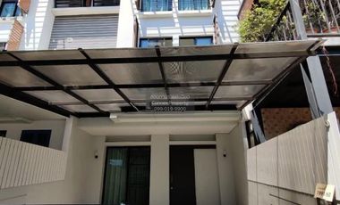 Reihenhaus zur Miete mit 3 Zimmer in Suan Luang, Bangkok