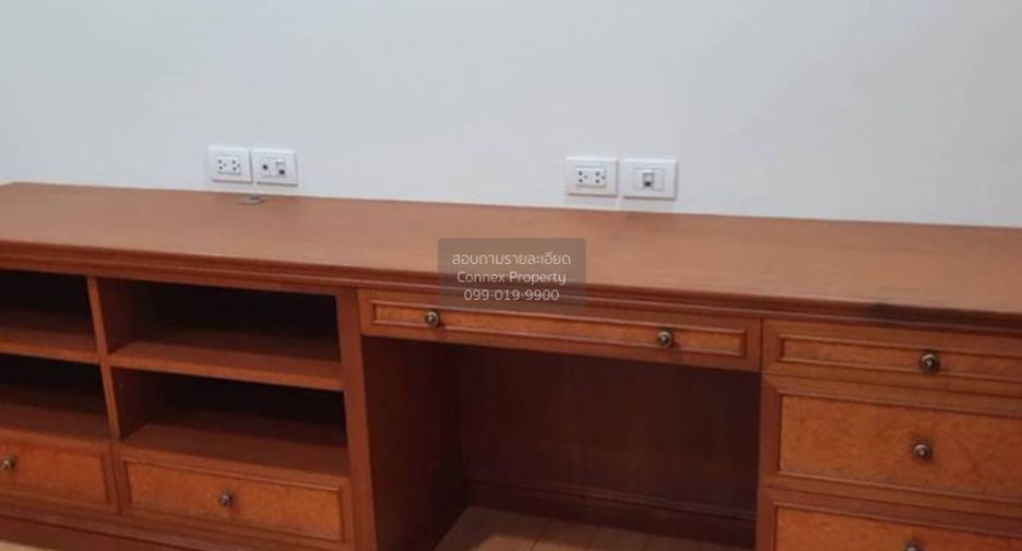 For rent 3 bedrooms condo in Pathum Wan, Bangkok