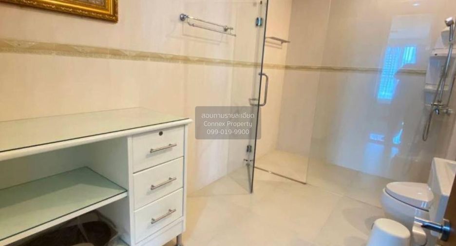 For rent 3 bedrooms condo in Khlong Toei, Bangkok