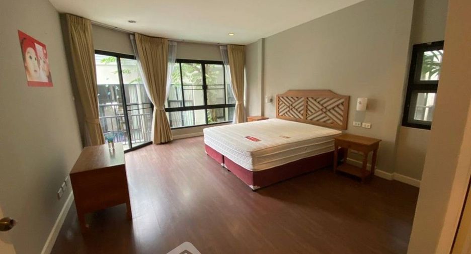 For rent 4 bedrooms house in Khlong Toei, Bangkok