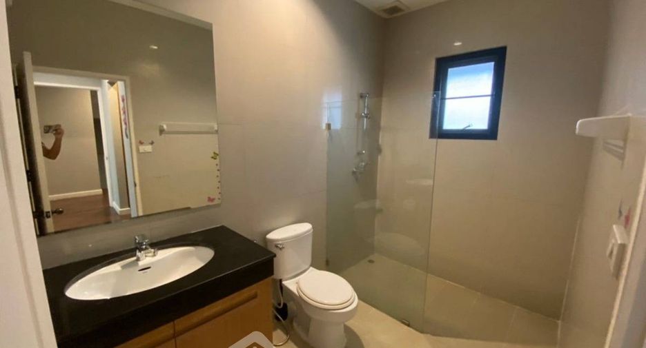 For rent 4 bedrooms house in Khlong Toei, Bangkok