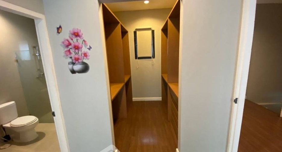 For rent 4 bedrooms house in Khlong Toei, Bangkok