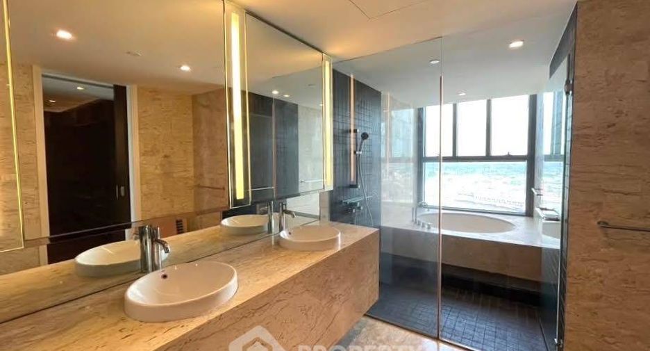 À louer 3 chambres condo à Yan Nawa, Bangkok