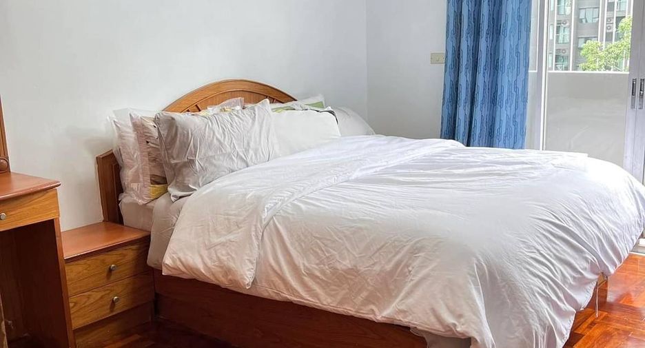 For rent 2 bedrooms condo in Watthana, Bangkok