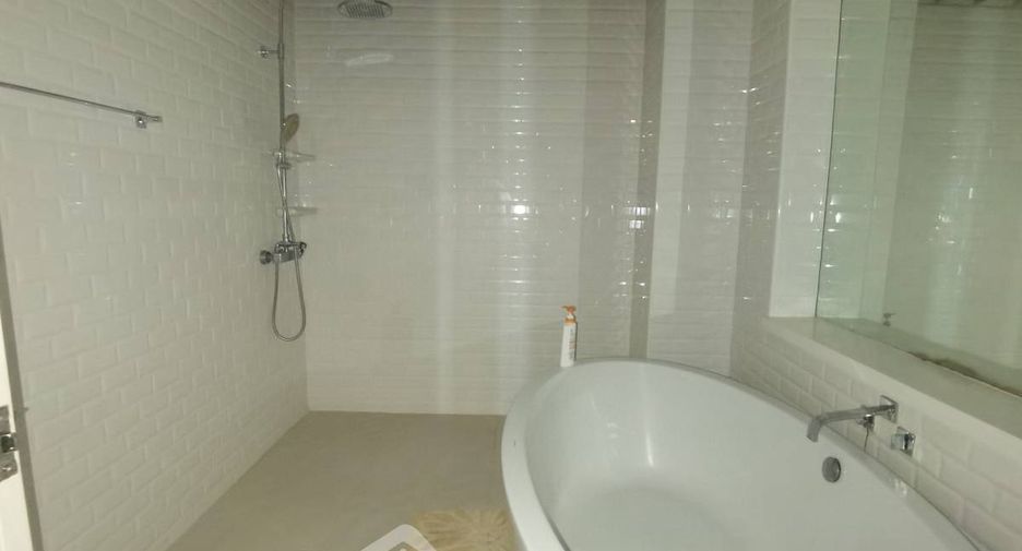 For rent 2 bedrooms condo in Pathum Wan, Bangkok