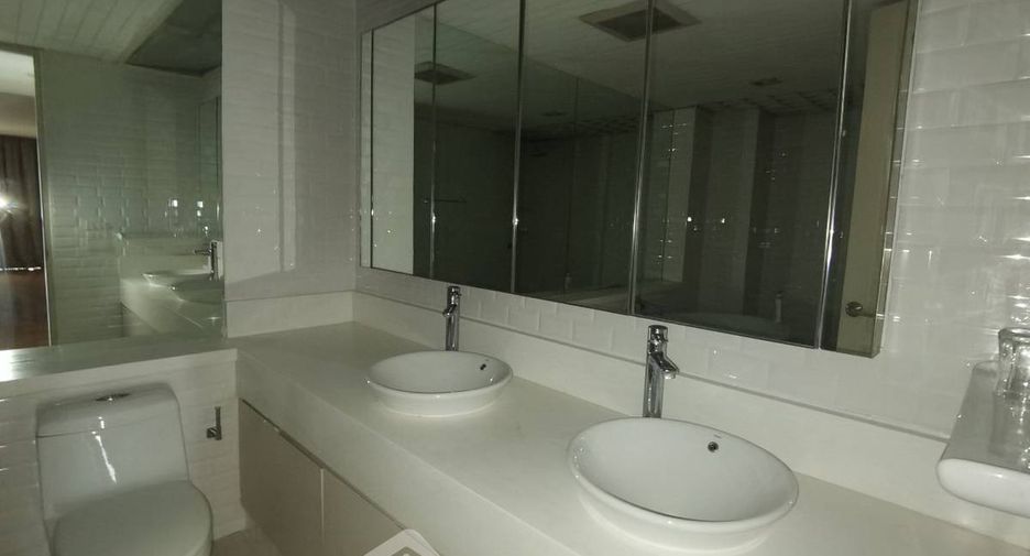 For rent 2 bedrooms condo in Pathum Wan, Bangkok