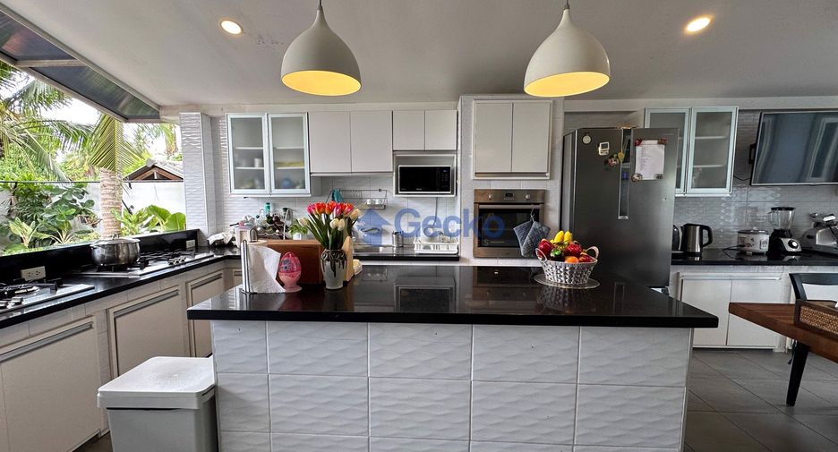 Casa en alquiler y en venta de 3 habitaciones en Bang Lamung, Chonburi