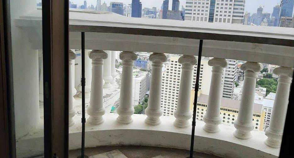 For rent 2 bedrooms condo in Bang Rak, Bangkok