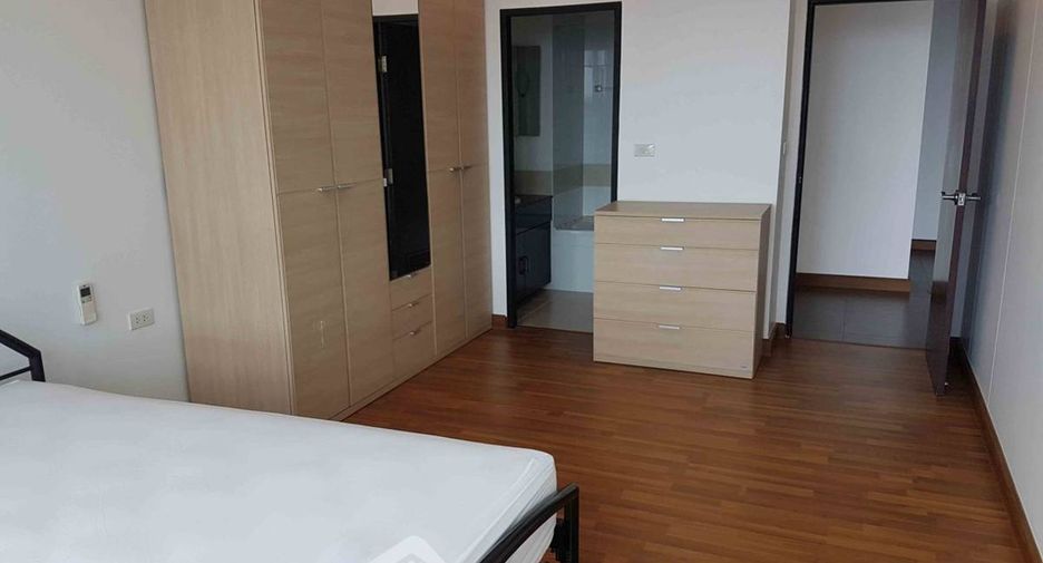 For rent 3 bedrooms condo in Yan Nawa, Bangkok