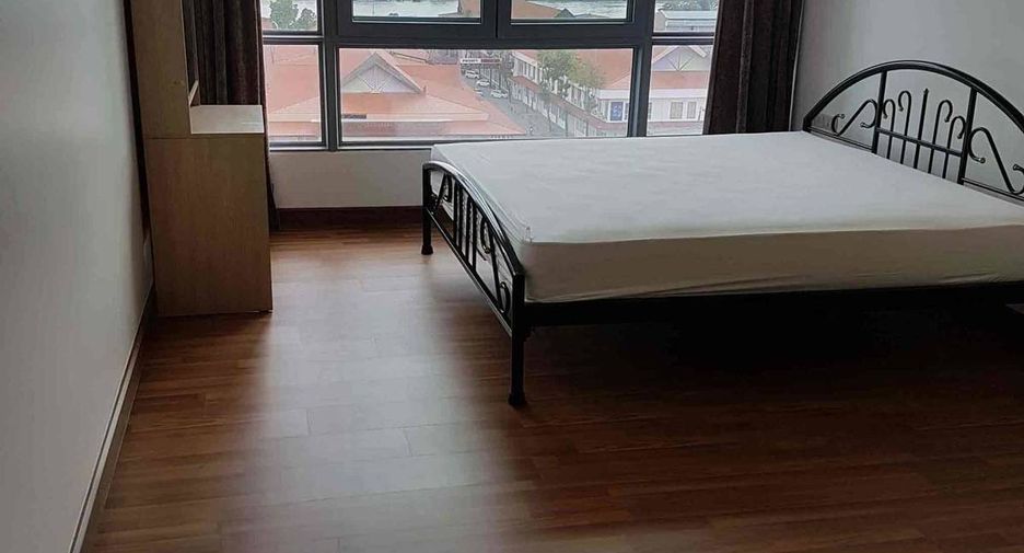 For rent 3 bedrooms condo in Yan Nawa, Bangkok