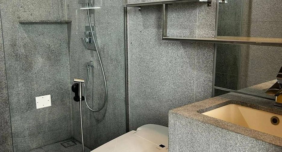For rent 2 bedrooms condo in Pathum Wan, Bangkok