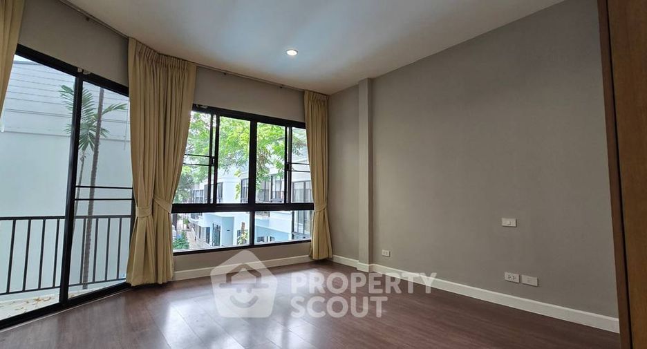 For rent 4 bedrooms house in Khlong Toei, Bangkok